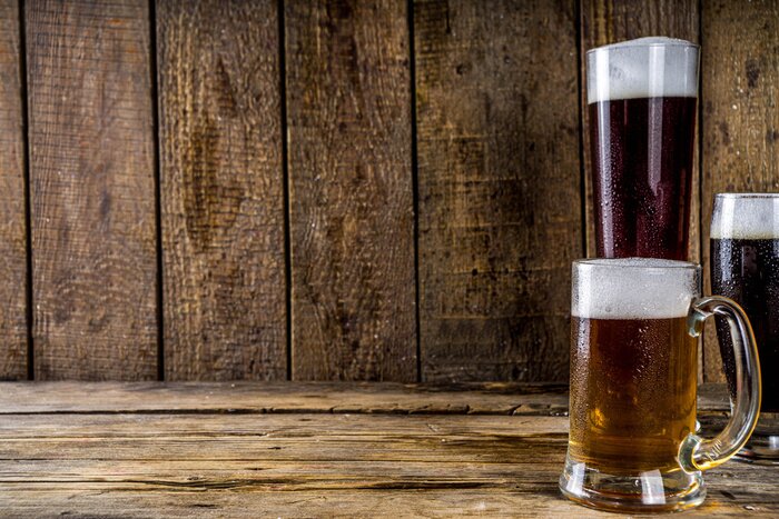 Fototapete Weizenbier vor dem Hintergrund des Holzes