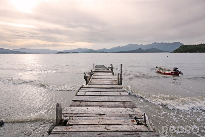 Fototapete Wellen auf See in Gebirgen