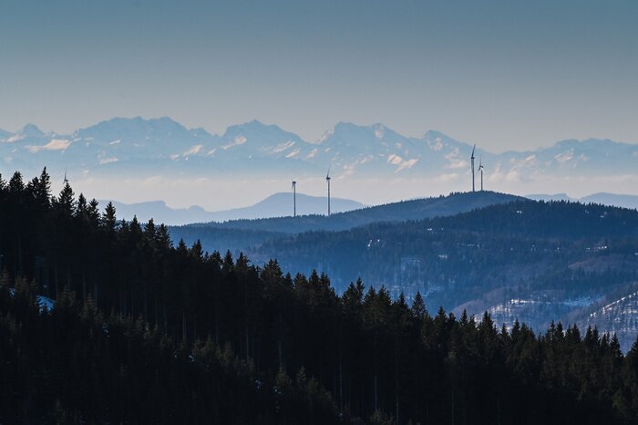 Fototapete Windkraft im Südschwarzwald mit Alpenpanorama