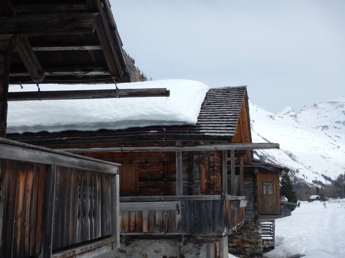 Fototapete Winter in der Kleinstadt in den Bergen