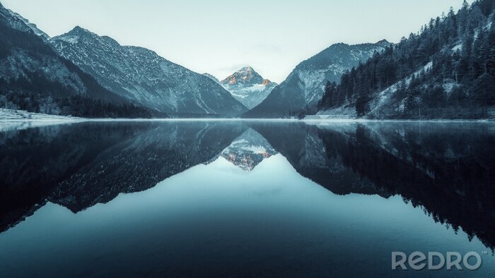 Fototapete Winterlandschaft mit einem Bergsee