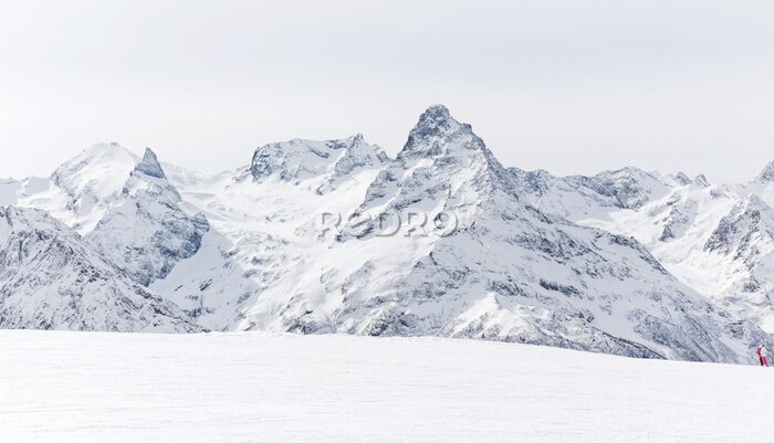 Fototapete Winterlandschaft mit weißen Berggipfeln