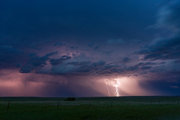 Fototapete Wolken im Licht des Blitzes