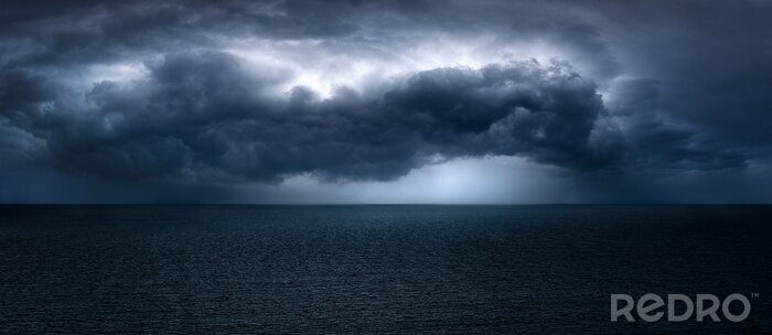 Fototapete Wolken über dem dunklen Meer