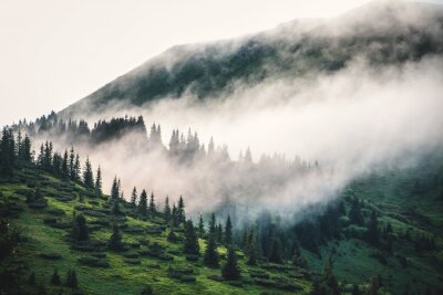 Fototapete Wolken und nebel über den bergen
