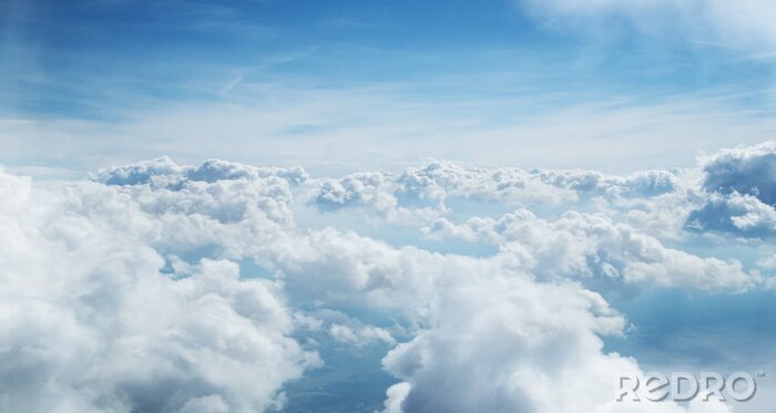 Fototapete Wolken vor dem Hintergrund eines azurblauen Himmels