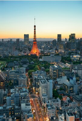 Wolkenkratzer am Tokioter Nachthimmel