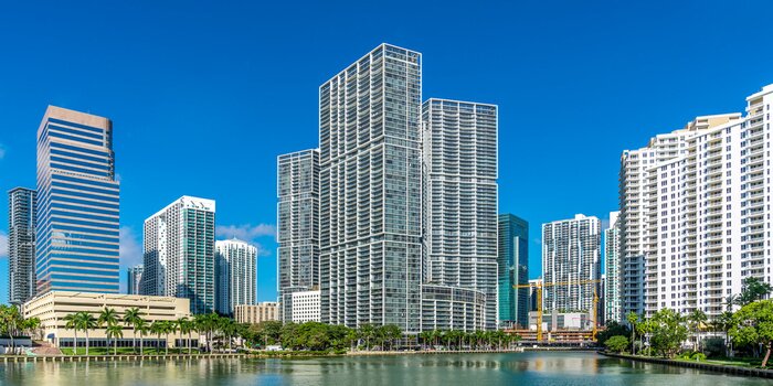 Fototapete Wolkenkratzer inmitten von Palmen