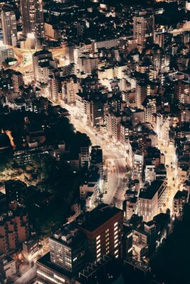 Wolkenkratzer von Tokio bei Nacht
