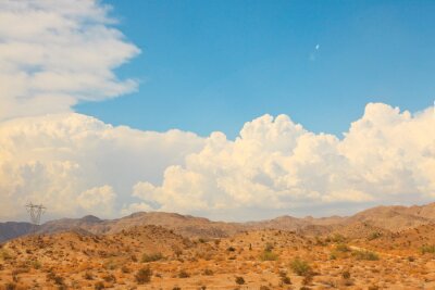 Fototapete Wüste Berglandschaft mit blauen bewölkten Himmel. USA.