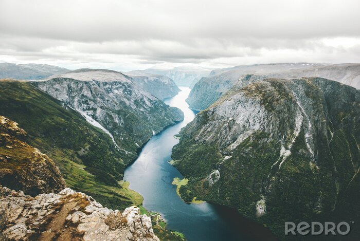 Fototapete Norwegen-Landschaftsfjord- und -gebirgsvogelperspektive schöne Landschaften skandinavische natürliche Marksteine ​​Naeroyfjord