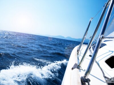 Fototapete Yacht auf dem Wasser an einem Sommertag