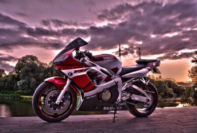 Fototapete Yamaha-Motorrad vor Sonnenuntergang