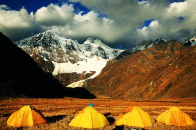 Fototapete Zelte vor den Bergen