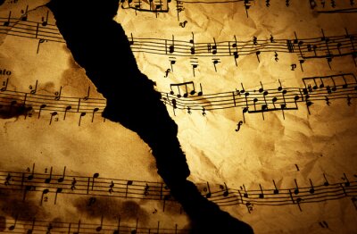 Zerrissene Blätter Papier mit Musik