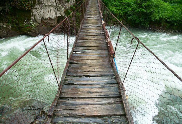 Fototapete Zerstörte Brücke in Gebirgen