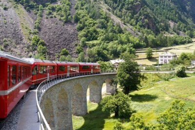 Fototapete Zug 3D auf steiniger Talbrücke
