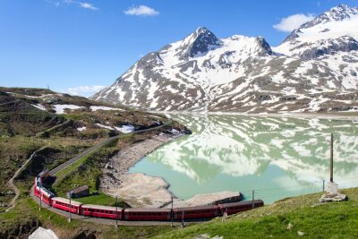 Fototapete Zug am See in Gebirgen