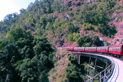 Fototapete Zug auf Talbrücke in Gebirgen