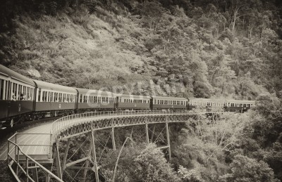 Fototapete Zug auf Talbrücke schwarz-weiße Farben