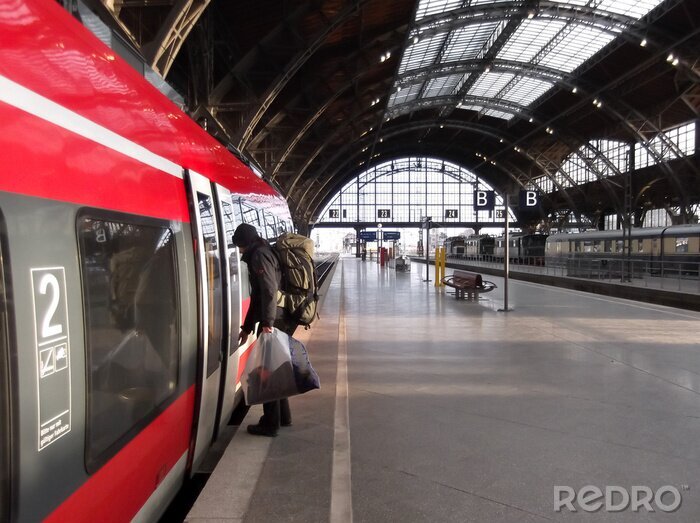 Fototapete Zug in Bahnstation am Abend
