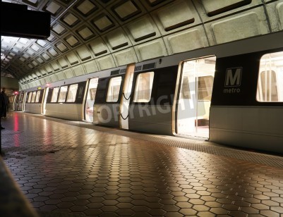 Fototapete Zug in dunkler U-Bahnstation