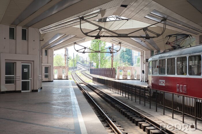 Fototapete Zug in moderner Bahnstation
