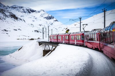 Fototapete Zug in Schneelandschaft