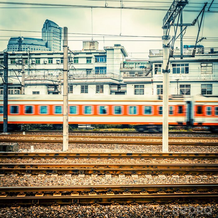 Fototapete Zug mit Stadt im Hintergrund