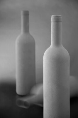 Zwei weiße Flaschen