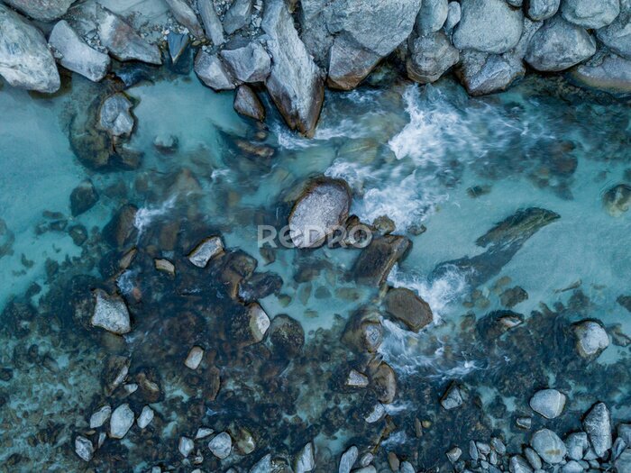 Fototapete Zwischen den Steinen fließender Fluss