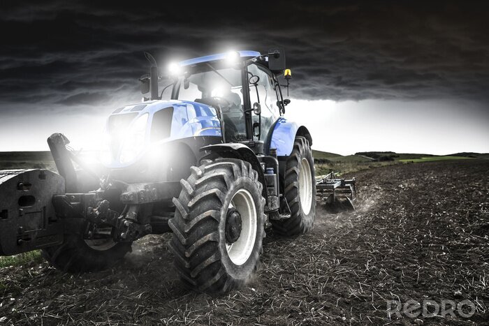 Poster 3d-Traktor in der Abenddämmerung auf dem Feld