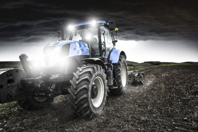 Fototapete 3d-Traktor in der Abenddämmerung auf dem Feld