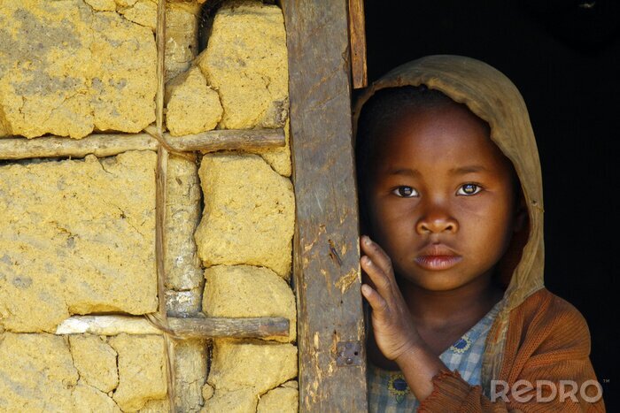 Poster Afrika Kind auf der Schwelle eines Gebäudes