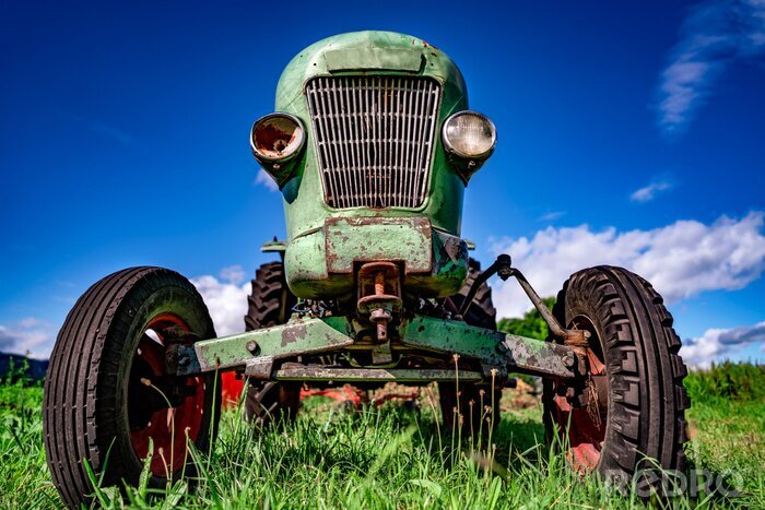 Poster Alter Traktor auf dem Feld