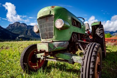 Alter Traktor im Hintergrund der Alpen