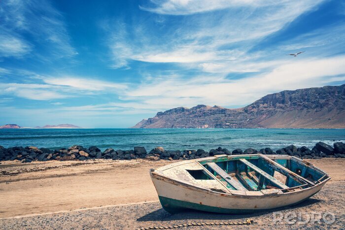 Poster Altes buntes Fischerboot, Atlantik im Hintergrund, Lanzarote, Kanarische Inseln, Spanien
