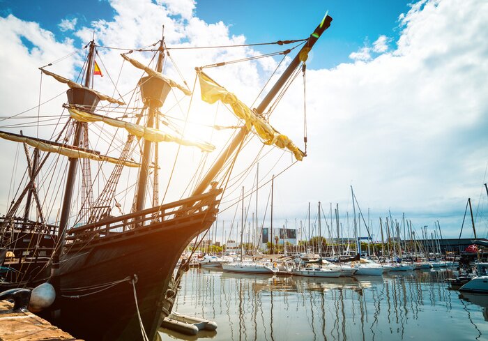 Poster Altes Schiff im Hintergrund von Segelbooten