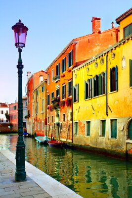 Am Kanal stehende Häuser