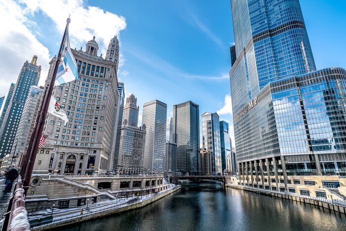 Poster Amerikanische Wolkenkratzer am Wasser