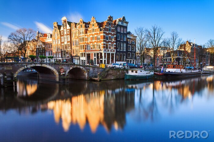 Poster Amsterdam ein Gebäude am Wasser