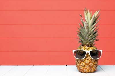 Poster Ananas mit Brille auf dem Hintergrund von Brettern