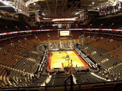 Poster Ansicht des NBA-Basketballplatzes und der Tribüne