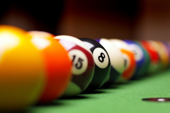 Poster Aufgereihte Billardkugeln auf einem Tisch