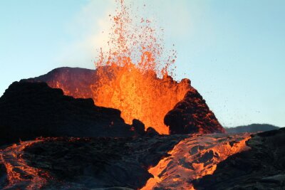 Poster Ausbrechende Natur eines roten Vulkans