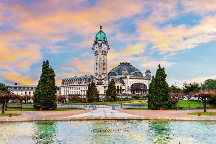 Poster Bahnhof am malerischen Hintergrund