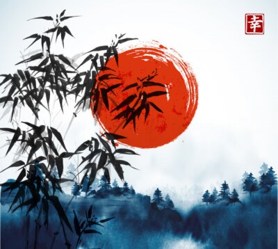 Bambusbäume, Wald im Nebel und große rote Sonnenhand gezeichnet mit Tinte.  Traditionelle orientalische Tuschemalerei sumi-e, u-sin, go-hua.  Enthält Hieroglyphe - Glück.