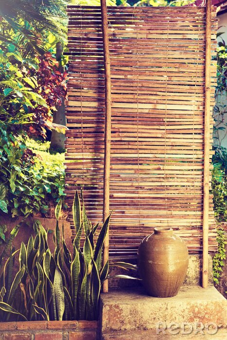 Poster Bambuszaun umgeben von Pflanzen