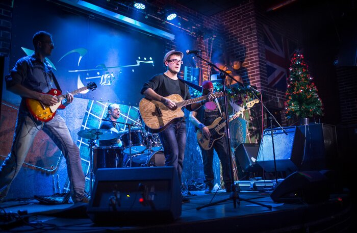 Poster Band während des Konzerts