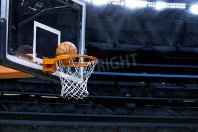 Poster Basketball Ball auf dem Rand des Korbes